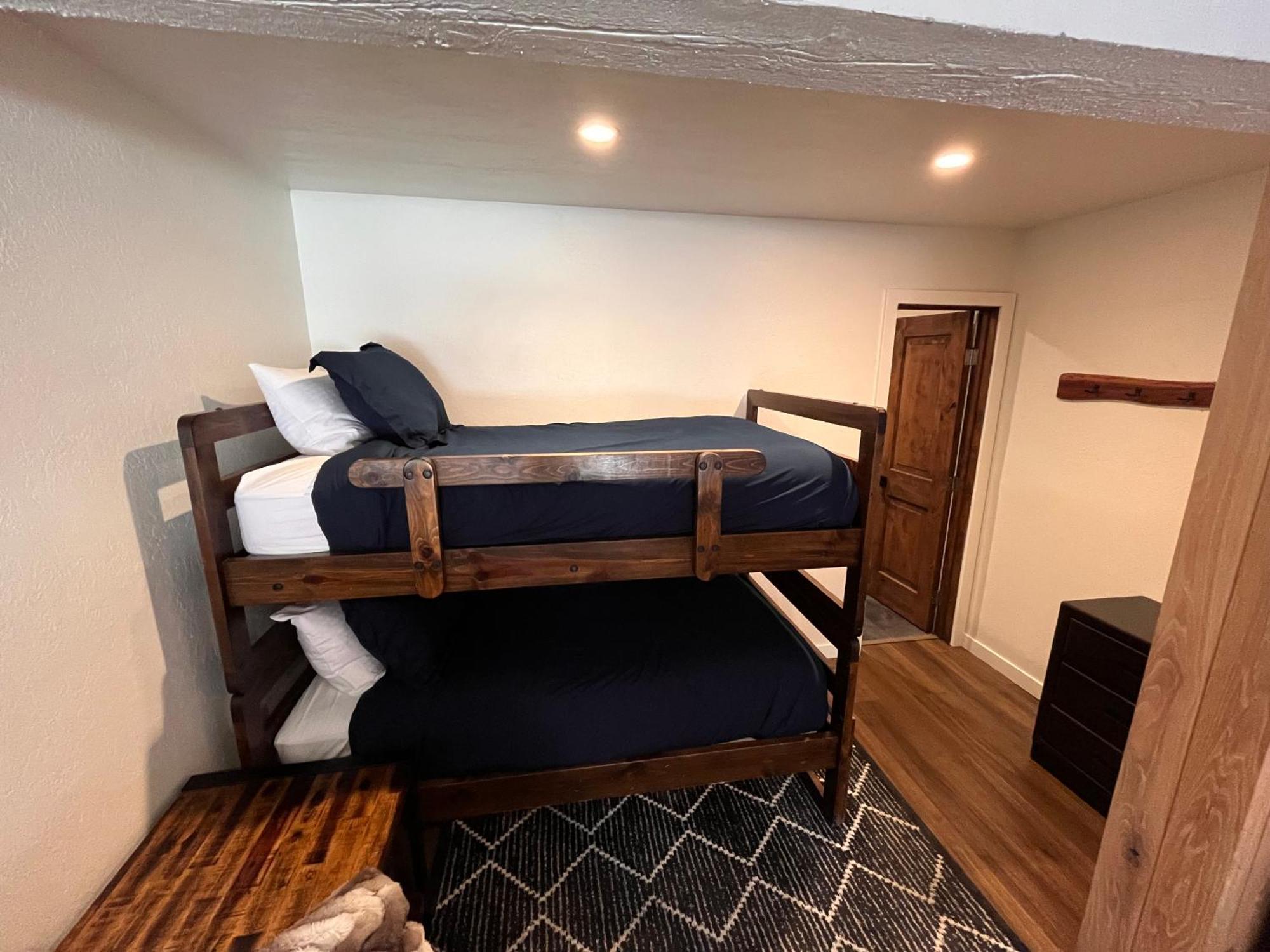 Tastefully Remodeled Condo At Mammoth Ski & Racquet Club, Hot Tub, Garage, 10 Min Walk To Ski Lifts Маммот-Лейкс Екстер'єр фото